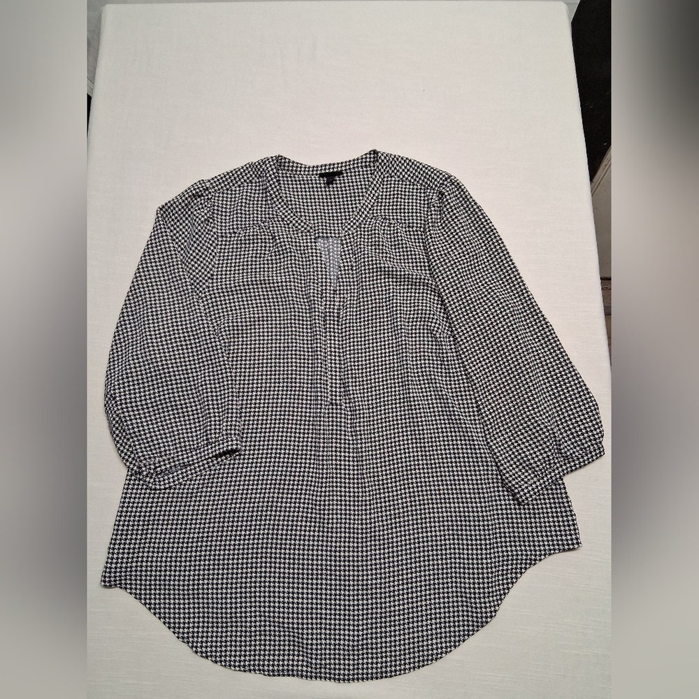 torrid Black and White Houndstooth V-Neck Blouse - Picture 3 of 14